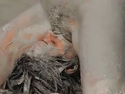Լիզա Էնն իր տղայի ընկերոջը հոշոտեց